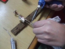 これは真鍮仏具の修理をしているところです。
